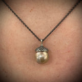 Agerntop håndgraveret oxyderet sølv m. i pistacie og rosa changerende ferskvandsperle 13mm