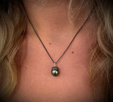 Lille Agerntop vedhæng i oxyderet sølv m. grøn Tahitiperle 10 mm. dia.