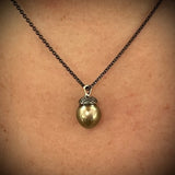 Lille Agerntop, håndgraveret oxyderet sølv m. gulgrønlig tahitiperle 12mm