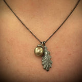 Lille Agerntop, håndgraveret oxyderet sølv m. gulgrønlig tahitiperle 12mm