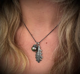 Lille Agerntop vedhæng i oxyderet sølv m. grøn Tahitiperle 10 mm. dia.