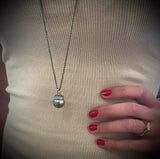 Agerntop i oxyderet sølv m. mørkegrå Tahitiperle 14 mm dia