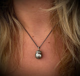 Agerntop i oxyderet sølv m. mørkegrå Tahitiperle 14 mm dia